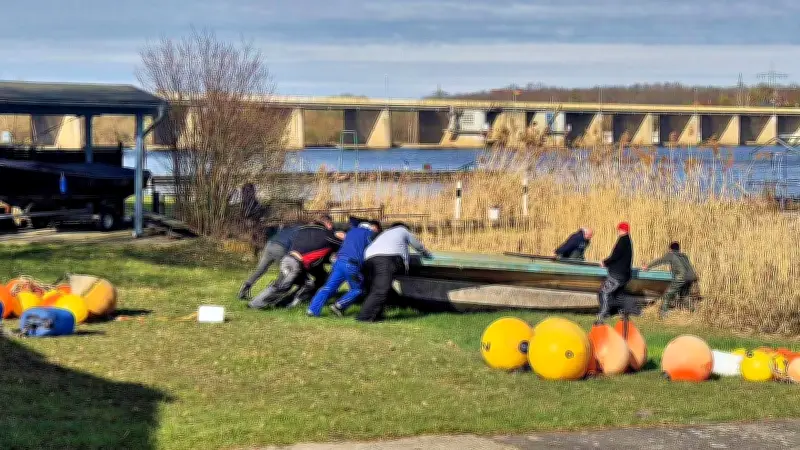 Frühjahrsputz am Muldestausee: Wassersportler bereiten Saisonstart vor