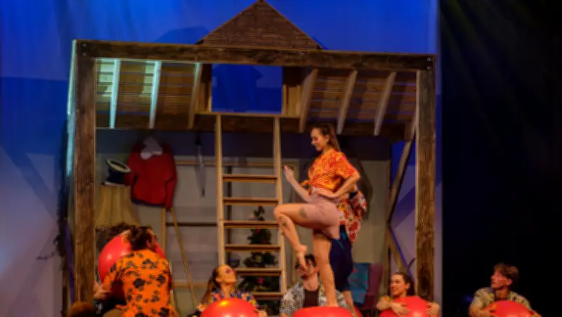 Frühling, Sommer, Salto: Kanadische Compagnie Flip Fabrique zeigt Jahreszeiten-Show im GOP Varieté