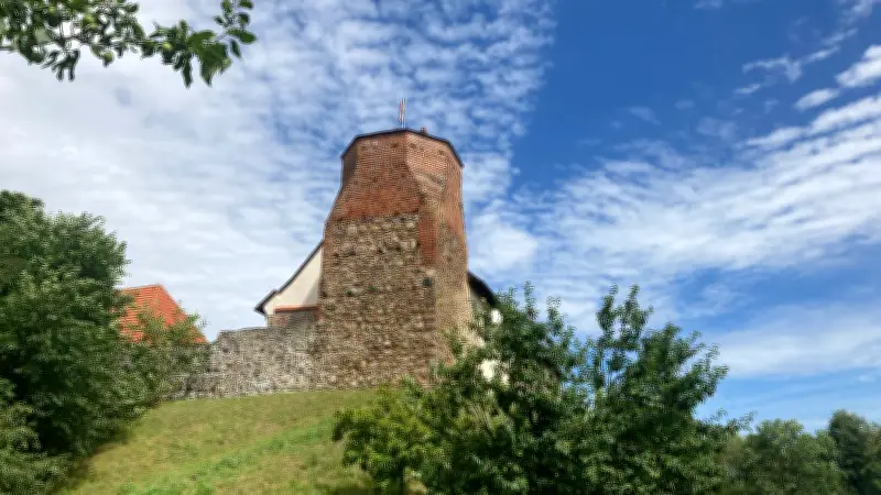Frühlingsflohmarkt in Wesenberg: Vintage-Schätze und Waffelgenuss locken Besucher