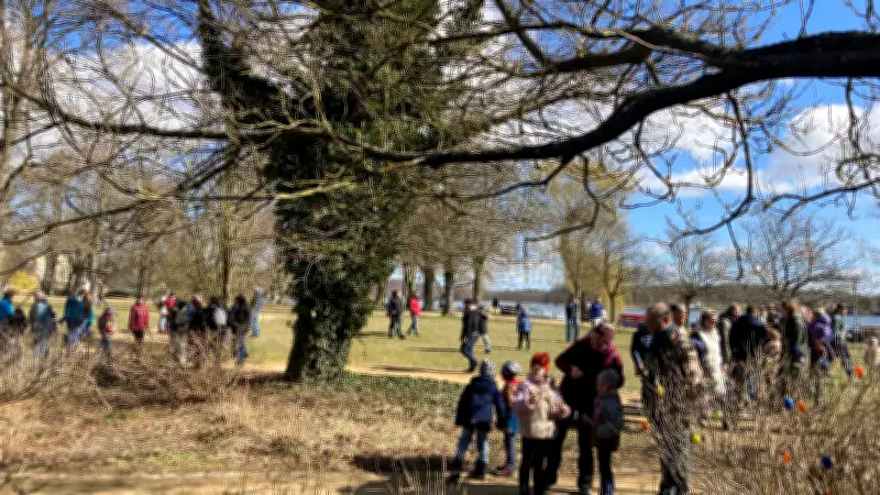 Frühlingshafter Osterempfang in Feldberger Seenlandschaft lockt Familien mit Eiersuche und Flohmarkt