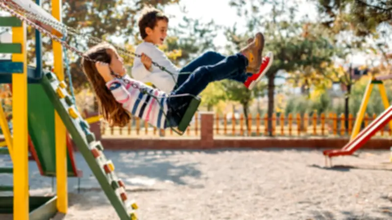 Frühlingszeit auf dem Spielplatz: 5 wichtige Sicherheitstipps für Eltern