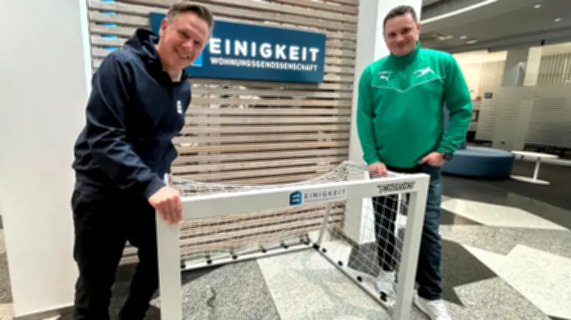 Fußball-Camp in Aschersleben: Wohnungsgenossenschaft spendet Tore