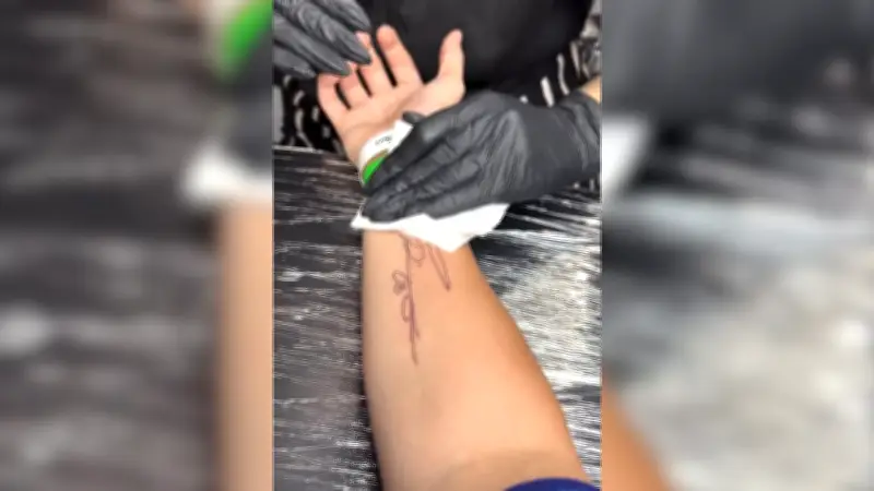 Fußball-Fanatismus auf der Haut: Riesiges Fan-Tattoo mit Spieler-Unterschrift wird zum Internet-Hit