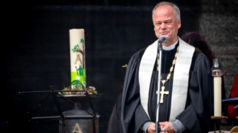 Fusion in Neubrandenburg: Fünf Gemeinden feiern Großgemeinde auf dem Marktplatz