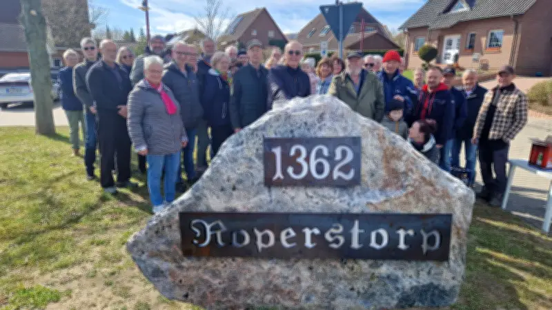 Gedenkstein in Röpersdorf erinnert an historischen Ortsnamen 'Roperstorp' von 1362
