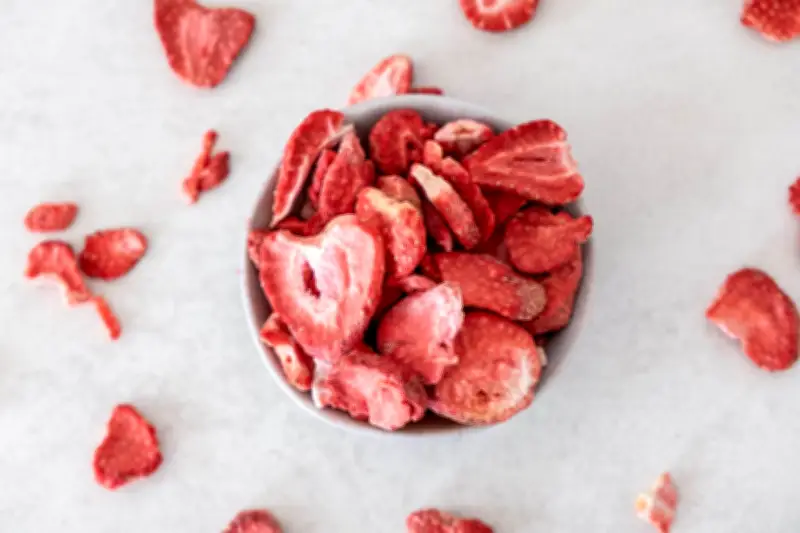 Gefriergetrocknete Früchte: Knuspriger Snack mit Vor- und Nachteilen für die Gesundheit