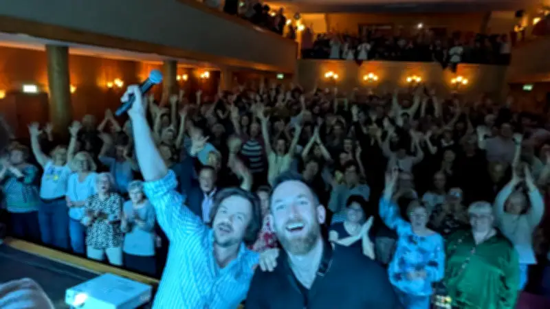 Gemeinsames Singen im Güstrower Theater: 364 Besucher erleben unvergessliche Momente