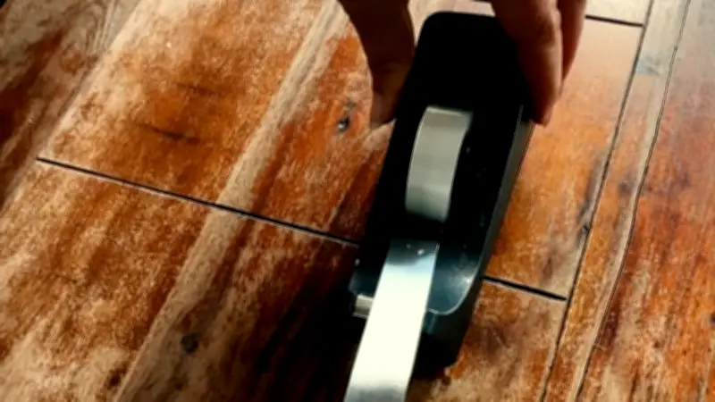 Genialer Haushaltstrick: Mit Tesafilm-Gitter zu perfekt arrangierten Blumensträußen