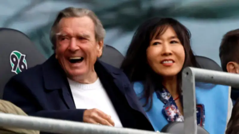 Gerhard Schröder genießt trotz Remis bei Hannover 96 den Spieltag mit Ehefrau