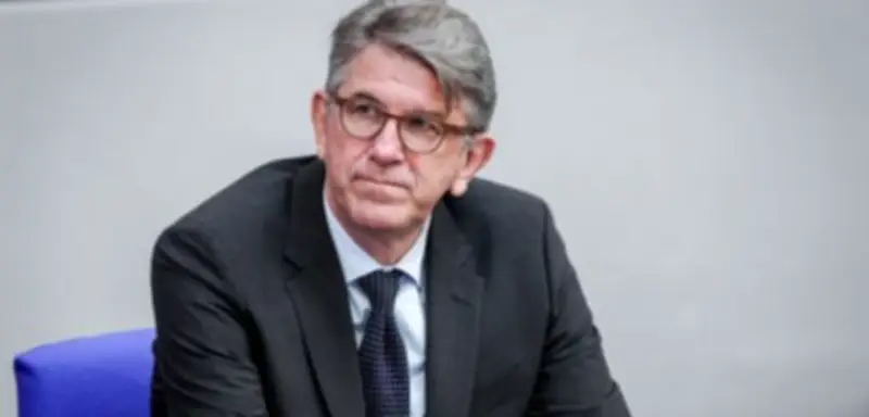 Gericht verbietet Weimer: Kein „politischer Extremist“ für Buchladen