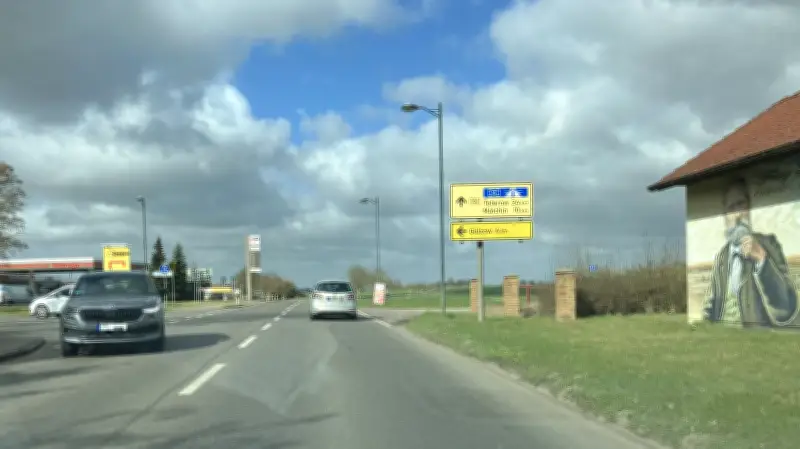 Gericht verurteilt Raser zu Geldstrafe und Führerscheinentzug nach verbotenem Autorennen