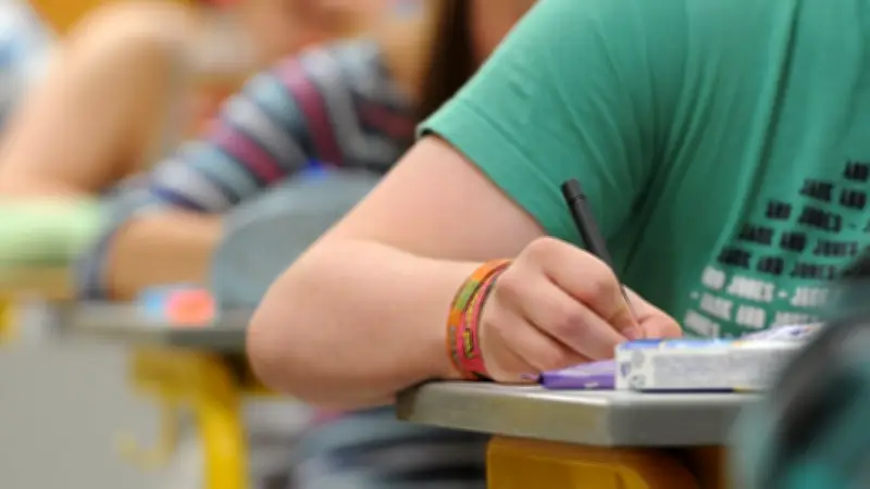 Gerichtsurteil zu Prüfungen: Eingeschaltetes Smartphone führt zur Disqualifikation