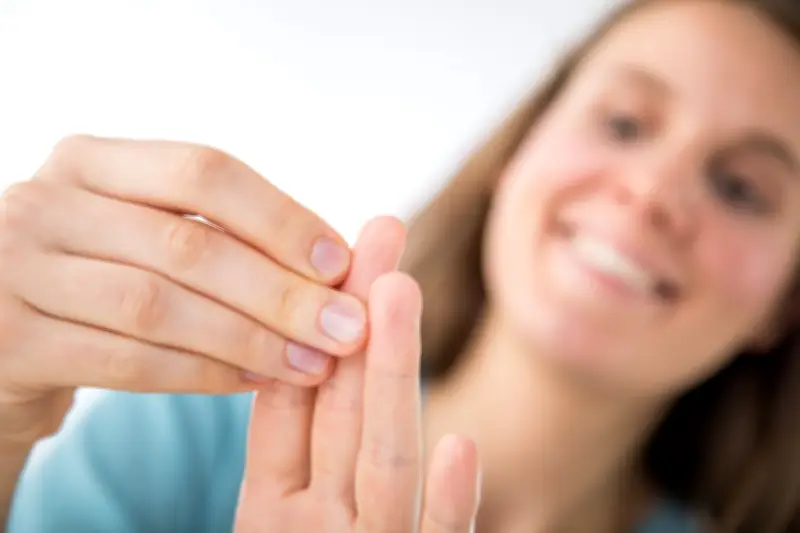 Gesunde Fingernägel: Ärztliche Tipps für Stabilität und Pflege im Alltag