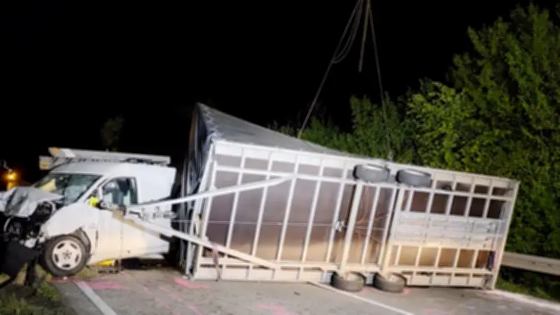 Giftstoff-Unfall auf B415: Anhänger kollidiert, Chemikalien laufen aus – Großeinsatz in Baden-Württemberg