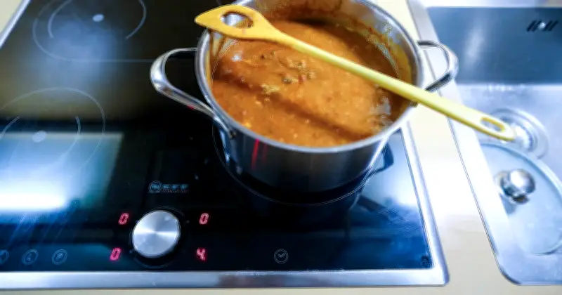 Glaskeramik-Kochfeld: Einfacher Trick entfernt metallische Flecken blitzschnell