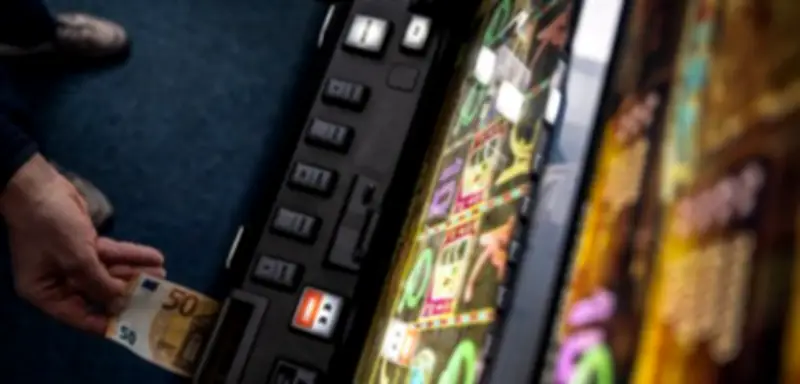 Glücksspiel-Schwarzmarkt boomt: Politik und Unternehmen fordern schärfere Kontrollen