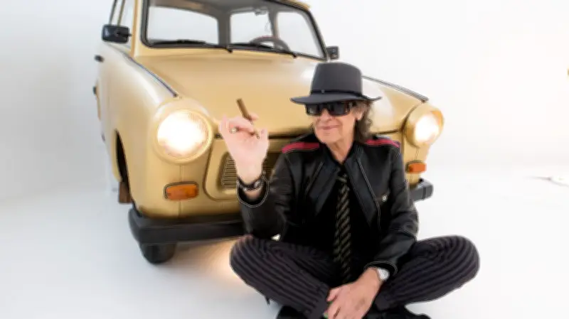 Goldener Trabi-Hinterteil auf Ebay: DDR-Rarität aus Udo Lindenbergs Panik City wird versteigert