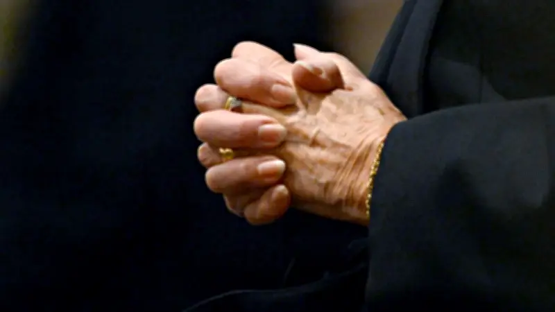 Grabschmuck-Diebstahl in Uckermark: Witwe erleidet Herzanfall nach Verlust von Erinnerungsstück