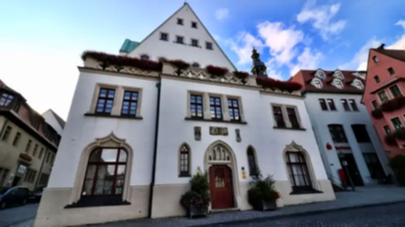 Graffiti-Attacke auf Eisleber Rathaus: Polizei sucht zwei Männer nach Verwendung verfassungsfeindlicher Symbole