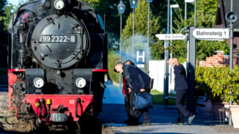 Graffiti-Attacke auf Traditionsbahn 'Molli': Verfassungsfeindliche Symbole an Ostern