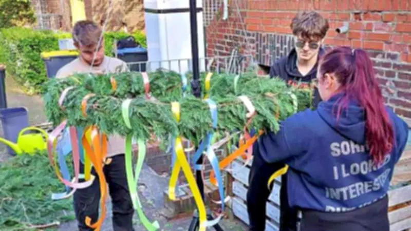 Greppin sucht starke Helfer: Neuer Maikranz wird am Montag an den Maibaum gehängt