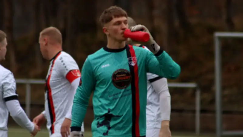 Görmins Moral-Show: Trotz Roter Karte für Torwart Borchardt holt Mannschaft Remis in Kröslin