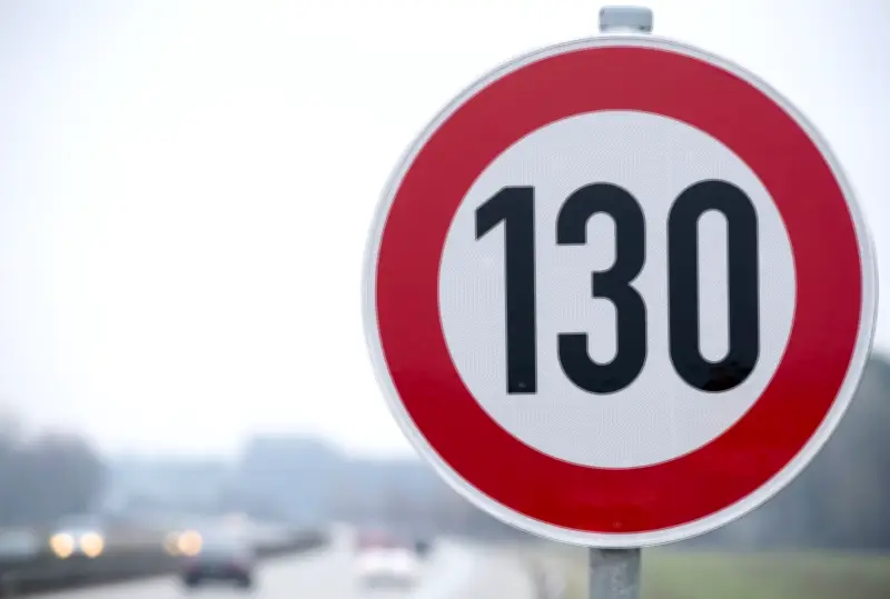 Grüne fordern Tempolimit 130 auf Autobahnen: Vorstoß im Bundestag