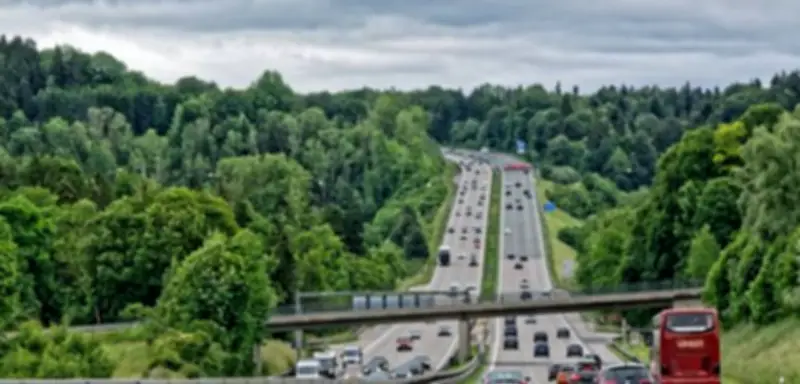Grüne fordern Tempolimit gegen Spritpreise: Gesetzentwurf für 130 km/h im Bundestag