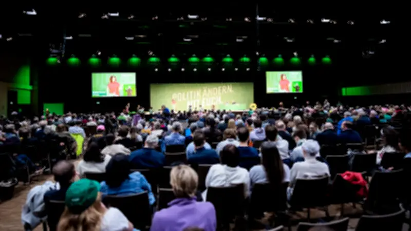 Grünen-Parteitag in Berlin: Klima-Demo zieht Mitglieder weg - nur 950 Teilnehmer