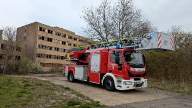 Großbrand auf Gelände des 'Roten Ochsen' in Leuna: Vier Feuerwehren im Einsatz, Straße gesperrt