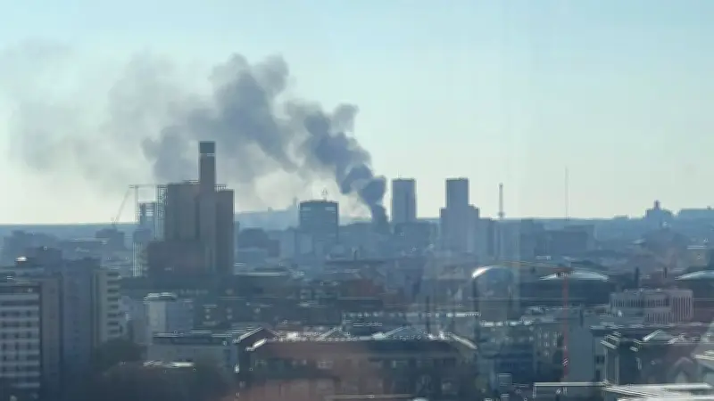 Großbrand in Berlin-Charlottenburg: Dachstuhl in Flammen, Feuerwehr im Einsatz