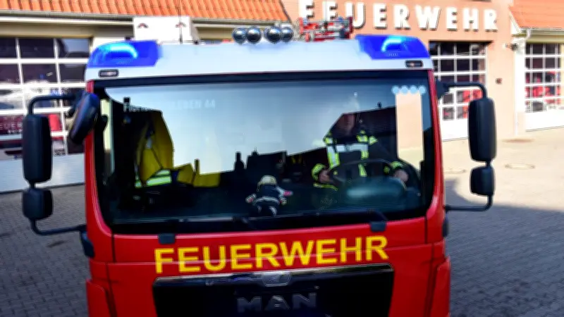 Großbrand in Eisleben: Feuerwehr mit 50 Einsatzkräften im nächtlichen Einsatz