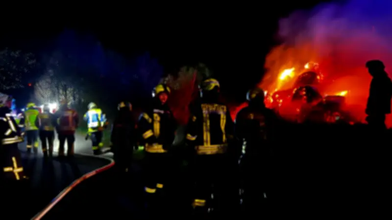 Großbrand in Grischow: Strohmiete in Flammen – Landwirt hilft Feuerwehr
