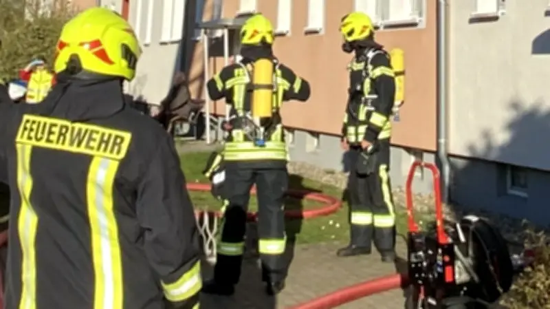 Großbrand in Jessener Neubaugebiet: Feuerwehr sucht unter Atemschutz nach Bewohnern