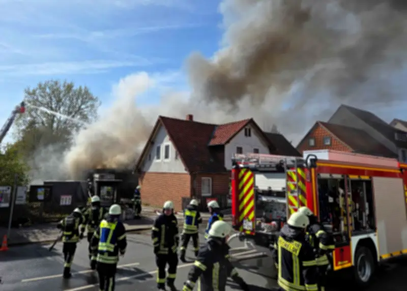 Großbrand in Vechelde: Werkstattgebäude in Flammen – Anwohner vor Rauch gewarnt