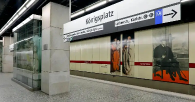 Großeinsatz der Münchner Polizei: Person mit Pistolen-artigem Gegenstand am U-Bahnhof Königsplatz gefasst