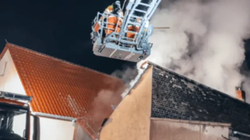 Großeinsatz in Friedersdorf: Dachstuhlbrand verursacht hohen Sachschaden