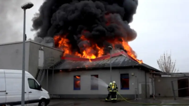 Großeinsatz in Hagen: Ehemalige Burger-King-Filiale steht in Vollbrand