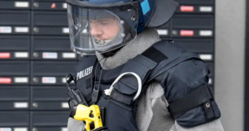 Großeinsatz in Münchner U-Bahn: Polizisten in Kettenhemden durchsuchen Zug nach Messerdrohung