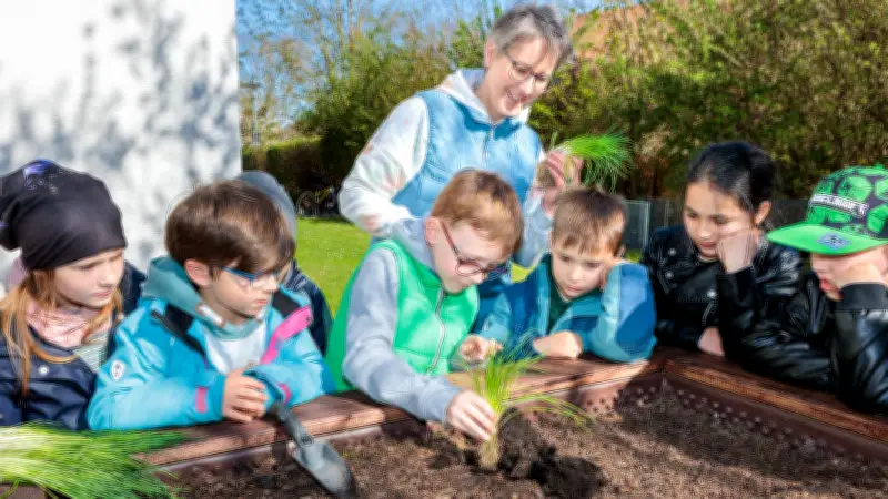 Grundschule Rasberg startet neues Schulgartenprojekt mit Kräutern und Gemüse
