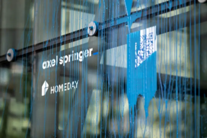 Gruppe „Neue Generation“ besprüht Springer-Haus mit Farbe