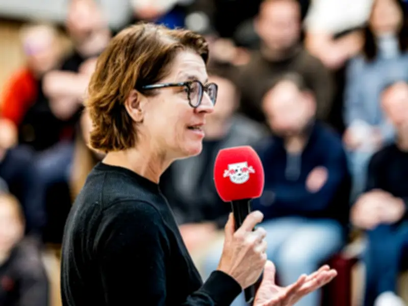 Haenni begrüßt Etas Beförderung: Ein Meilenstein für Frauen im Fußball