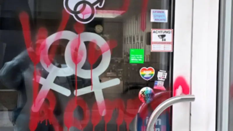 Hakenkreuz-Angriff auf Queeres Zentrum in Mönchengladbach: Staatsschutz ermittelt