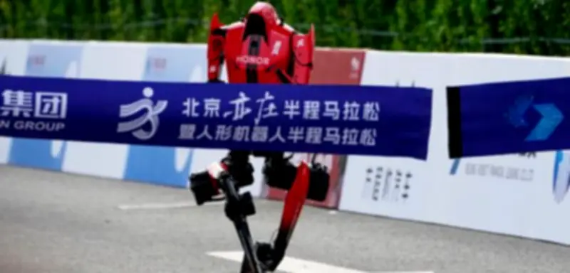 Halbmarathon in Peking: Humanoider Roboter schlägt Menschenrekord um Minuten
