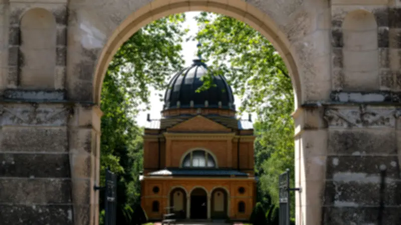 Halle erhöht Friedhofsgebühren: 30 Prozent mehr für Feierhallen - Stadt spricht von moderatem Anstieg