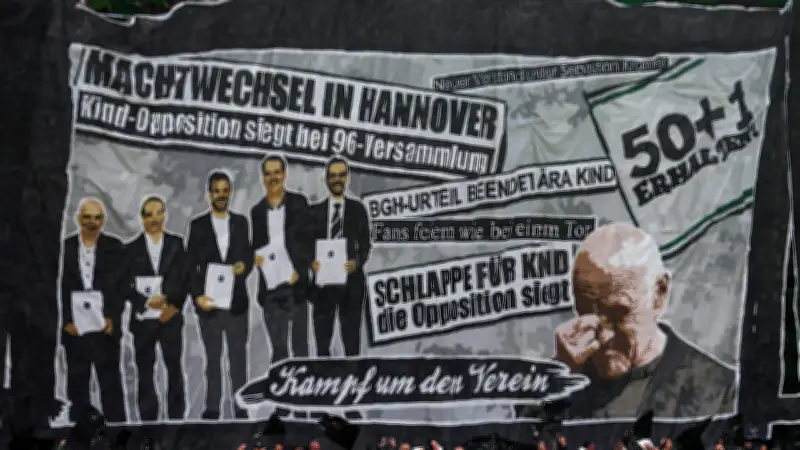 Hannover-96-Fans feiern Kind, das beim Spiel gegen Paderborn aufs Feld läuft