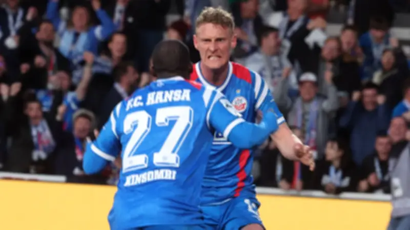 Hansa Rostock dreht wildes Spiel gegen Verl: Flaschenwurf und Feuer unterbrechen Aufstiegskampf