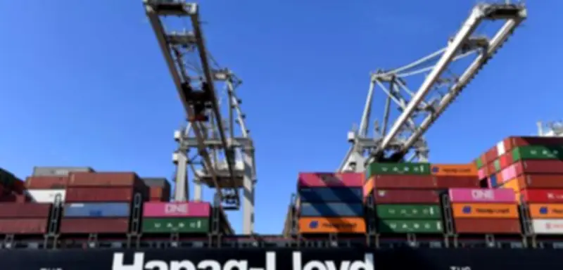 Hapag-Lloyd: Frachter passiert Straße von Hormus, vier Schiffe noch blockiert