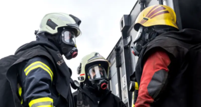 Heißbrandausbildung in Wittenberg: Feuerwehren trainieren den Ernstfall in speziellen Containern