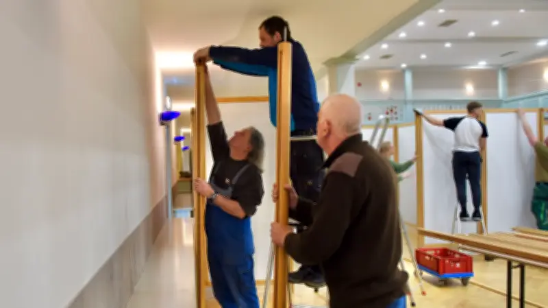 Helbraer Kunstausstellung: Hobbykünstler verwandeln Gasthaussaal in Galerie